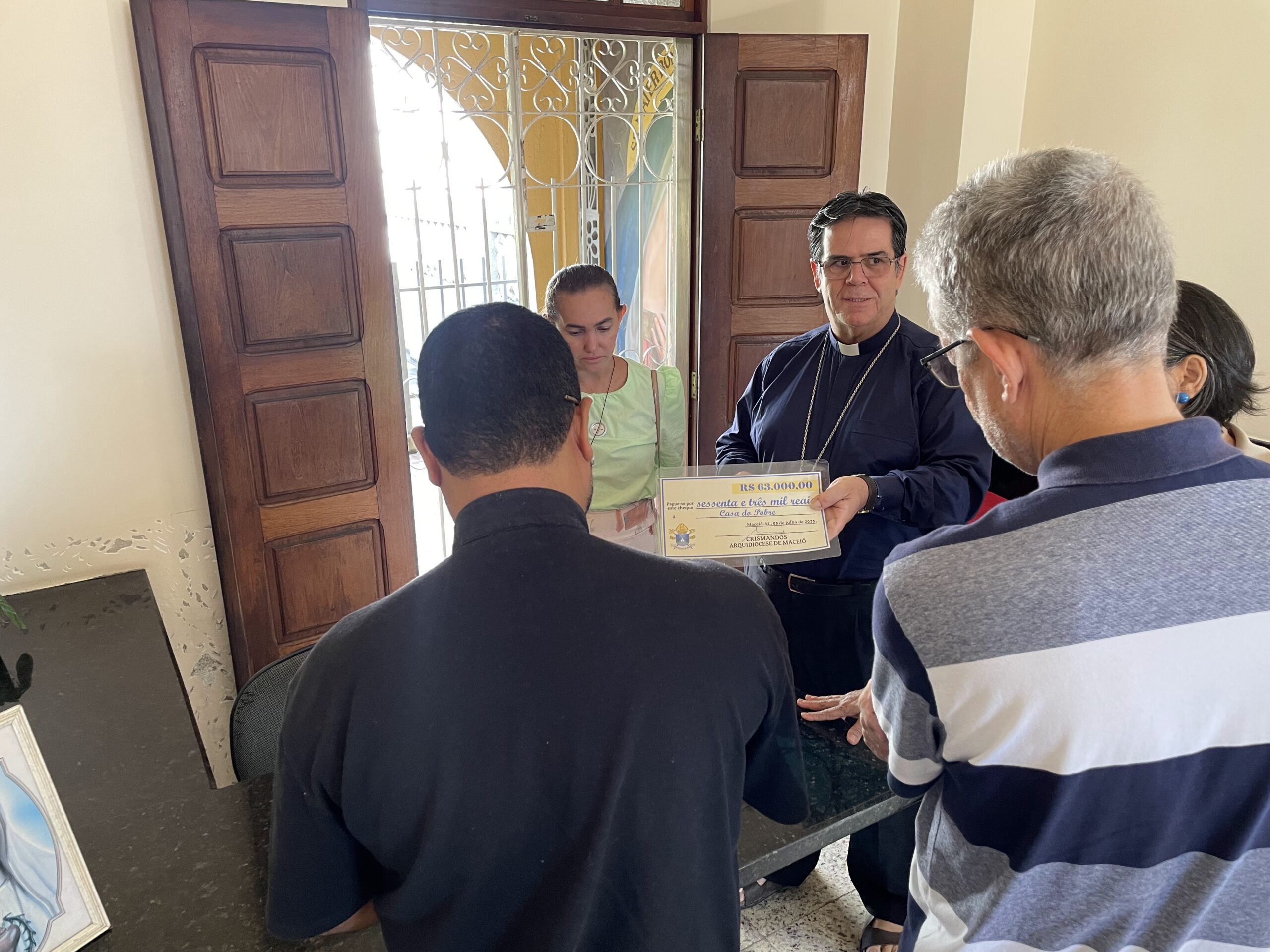 Dom Beto Breis visitou casa do Pobre e falou sobre as doações. Foto: Carlos Wilker. 