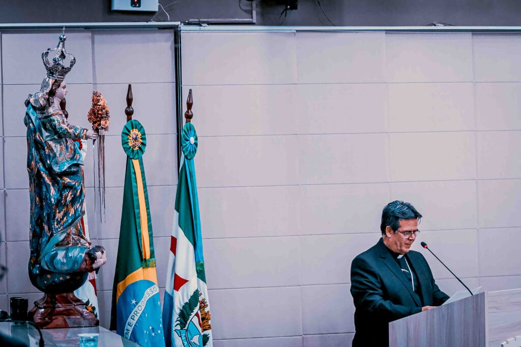 Dom Beto Breis recebeu título de Cidadão Honorário. Foto: Carlos Roberto.