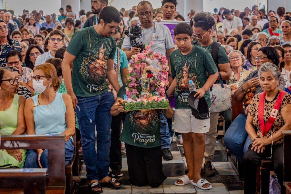 Maria de Fátima cumpre promessa há 17 anos. Fotos: Carlos Wilker. 