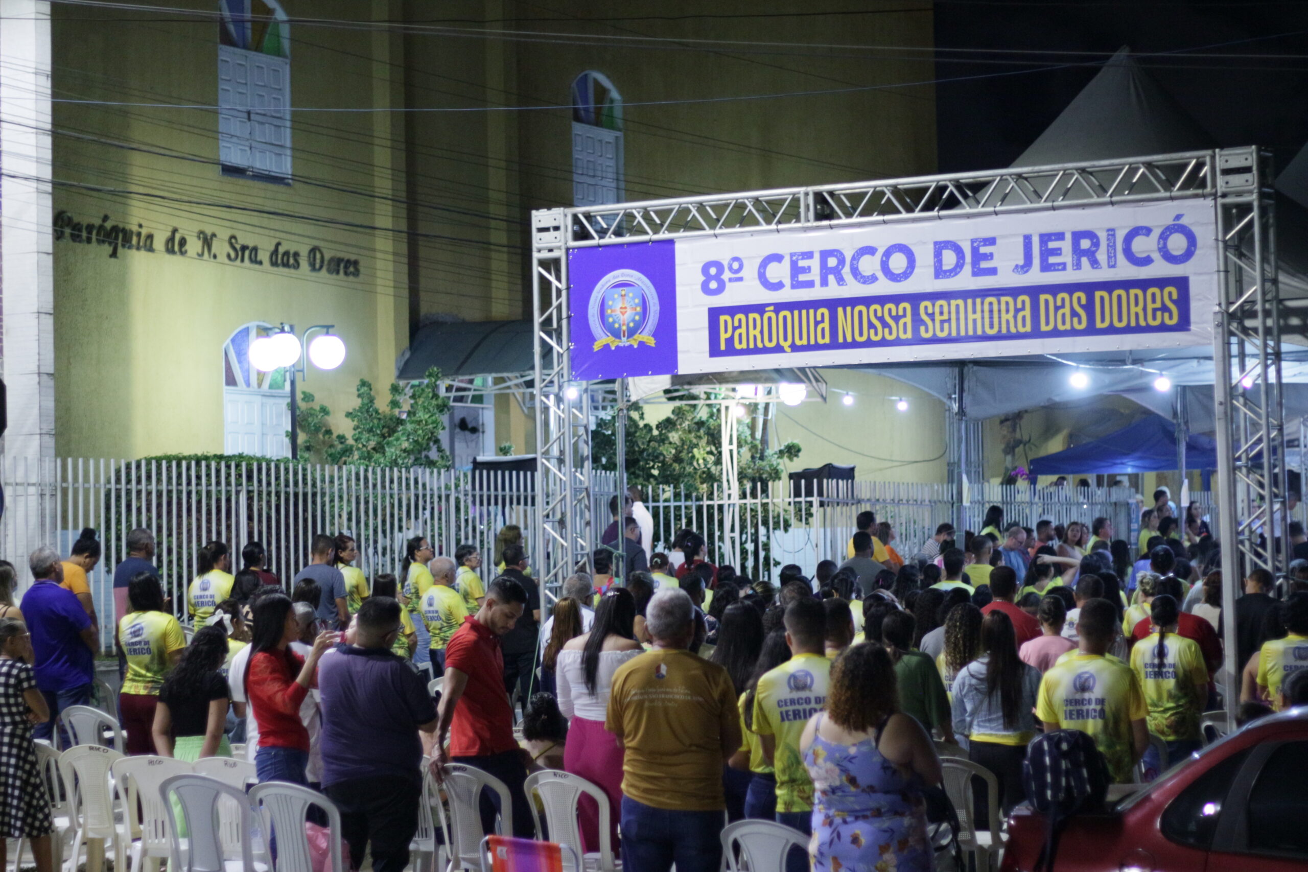 Um dos gestos mais marcantes desta caminhada espiritual é o convite feito a cada participante para apresentar três pedidos a Deus no início do cerco. Foto Pascom.