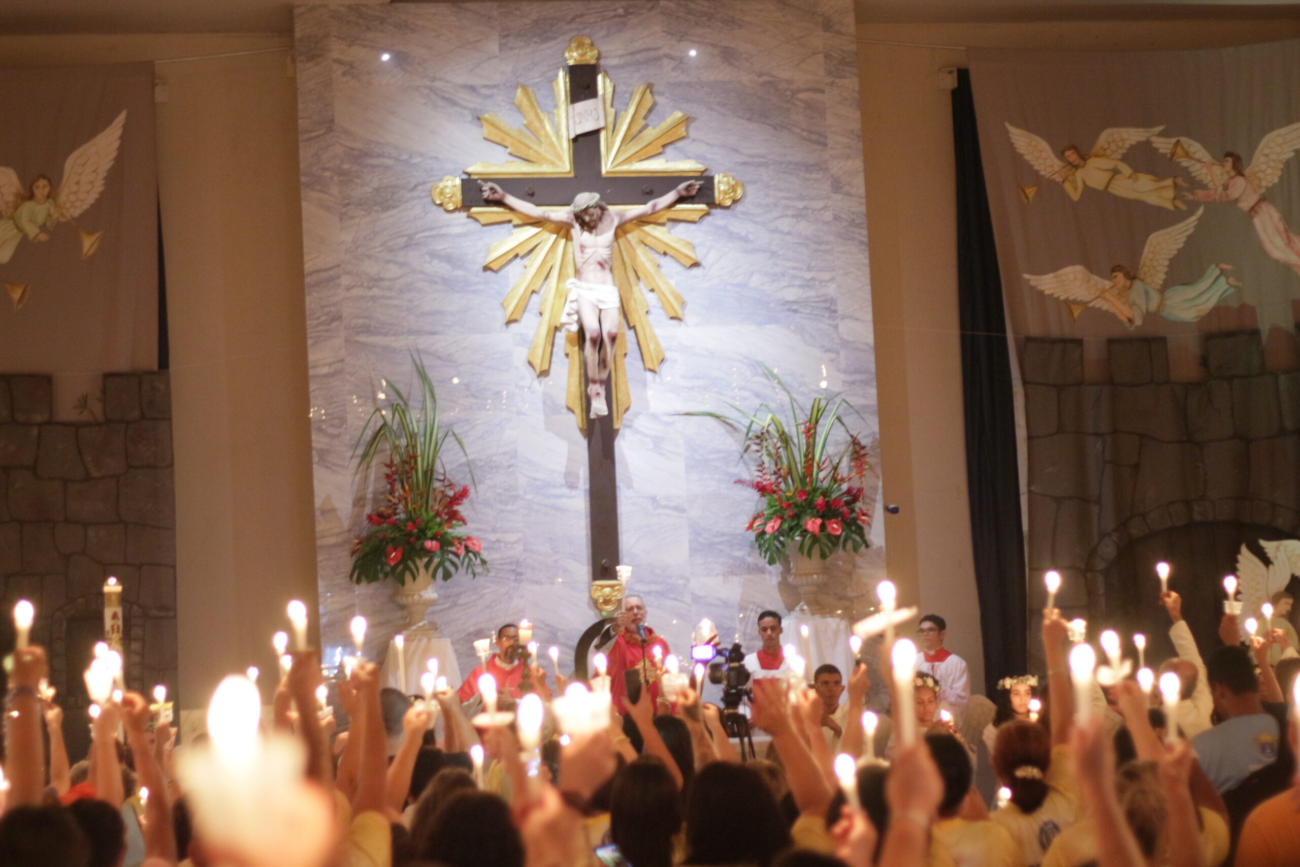Um dos gestos mais marcantes desta caminhada espiritual é o convite feito a cada participante para apresentar três pedidos a Deus no início do cerco. Foto Pascom.