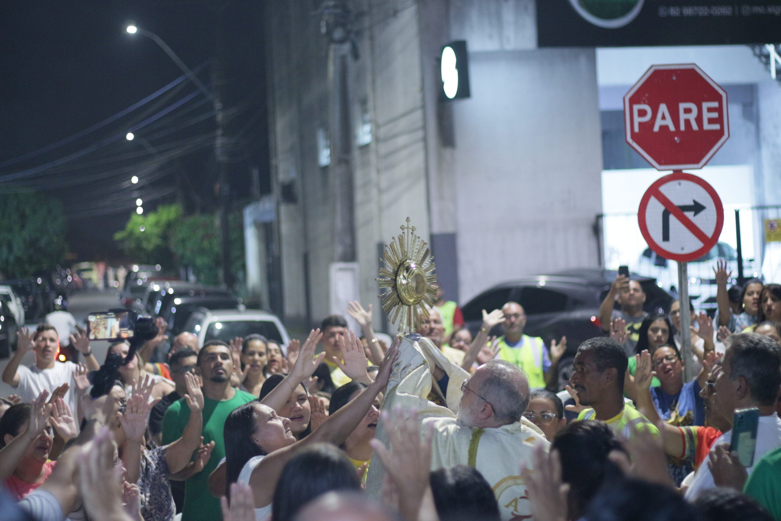Um dos gestos mais marcantes desta caminhada espiritual é o convite feito a cada participante para apresentar três pedidos a Deus no início do cerco. Foto Pascom.