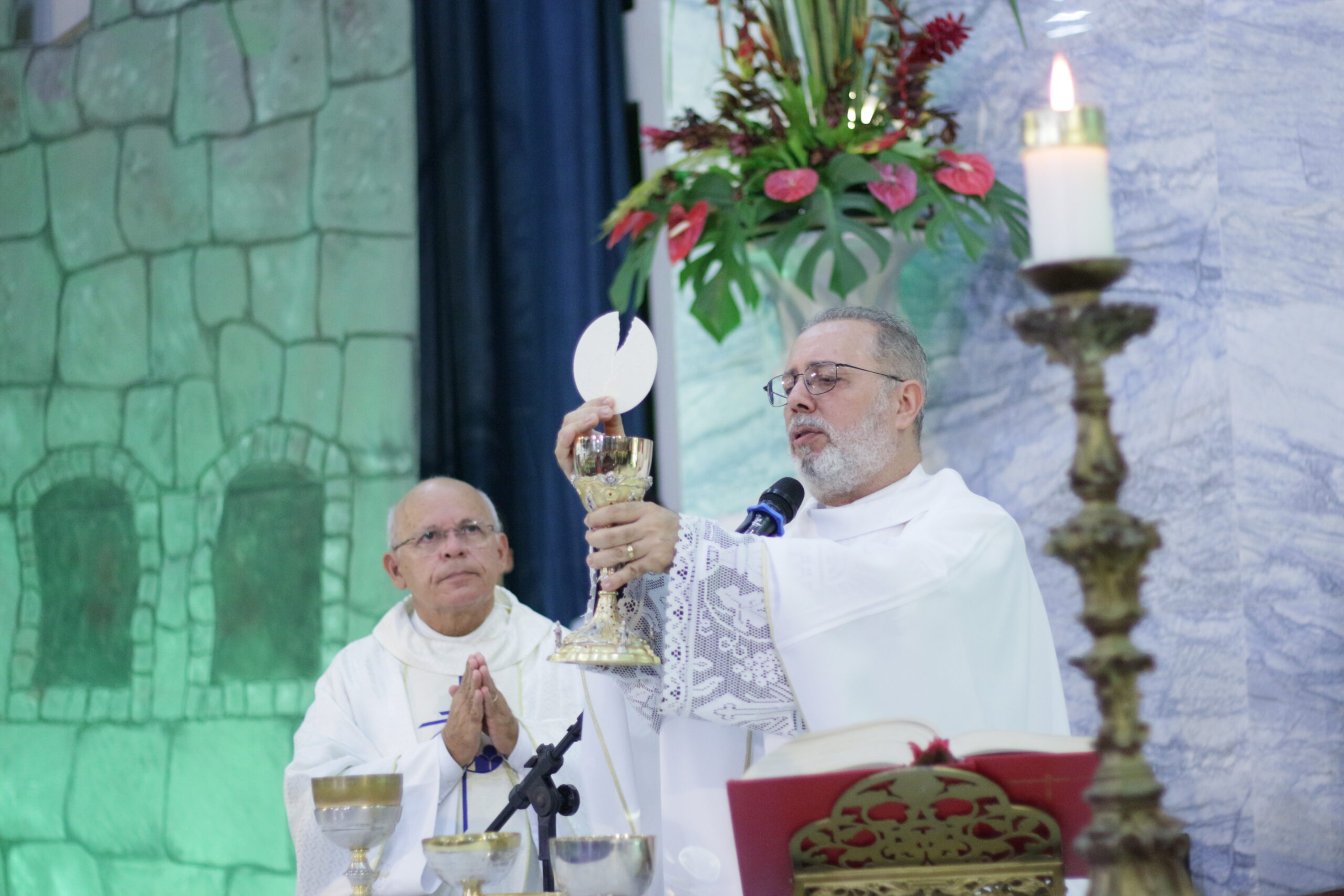 Um dos gestos mais marcantes desta caminhada espiritual é o convite feito a cada participante para apresentar três pedidos a Deus no início do cerco. Foto Pascom.