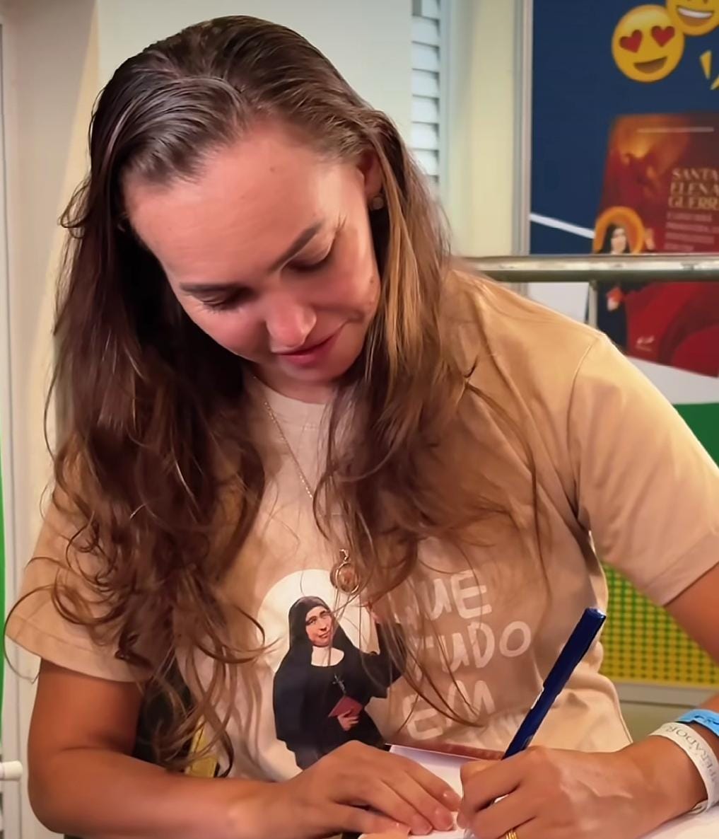 Eliane Noronha se debruçou sobre a vida da Santa que se dedicou ao Espírito Santo.