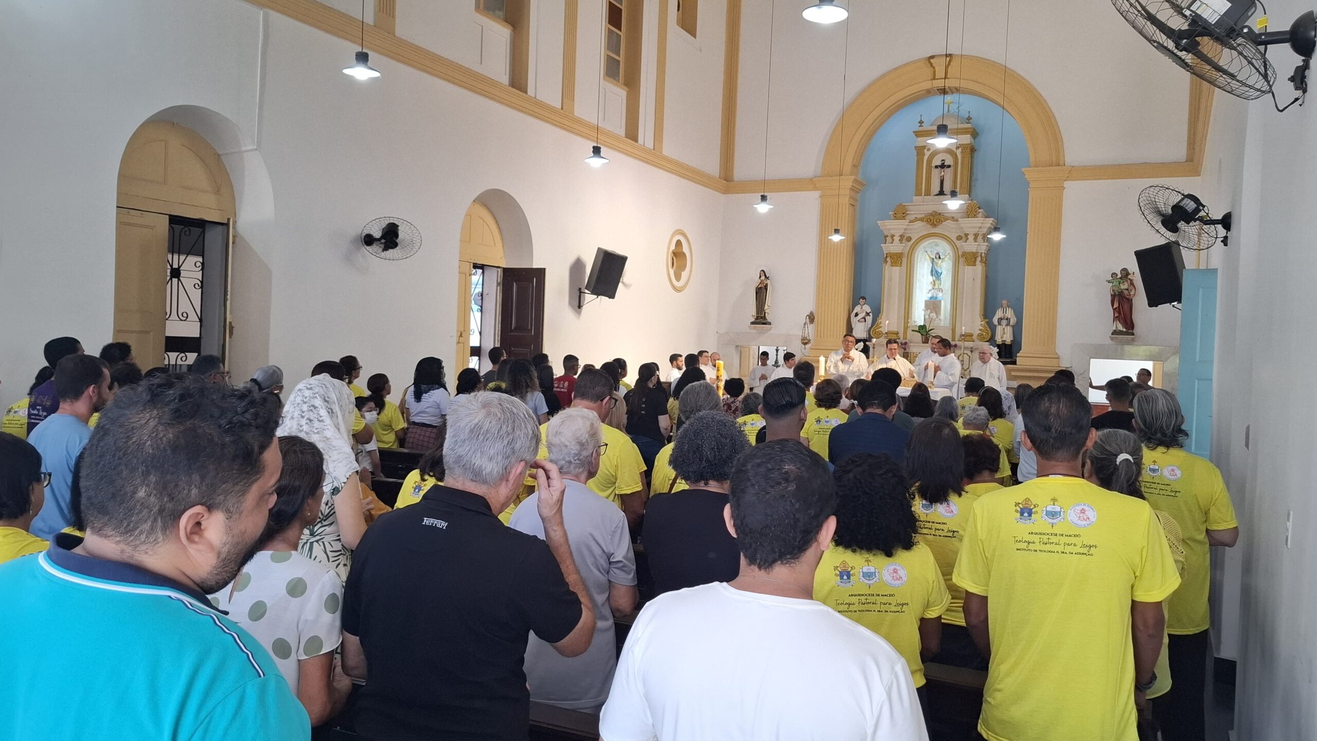 Santa Missa presidida por Dom Beto Breis. Suzana Lima.