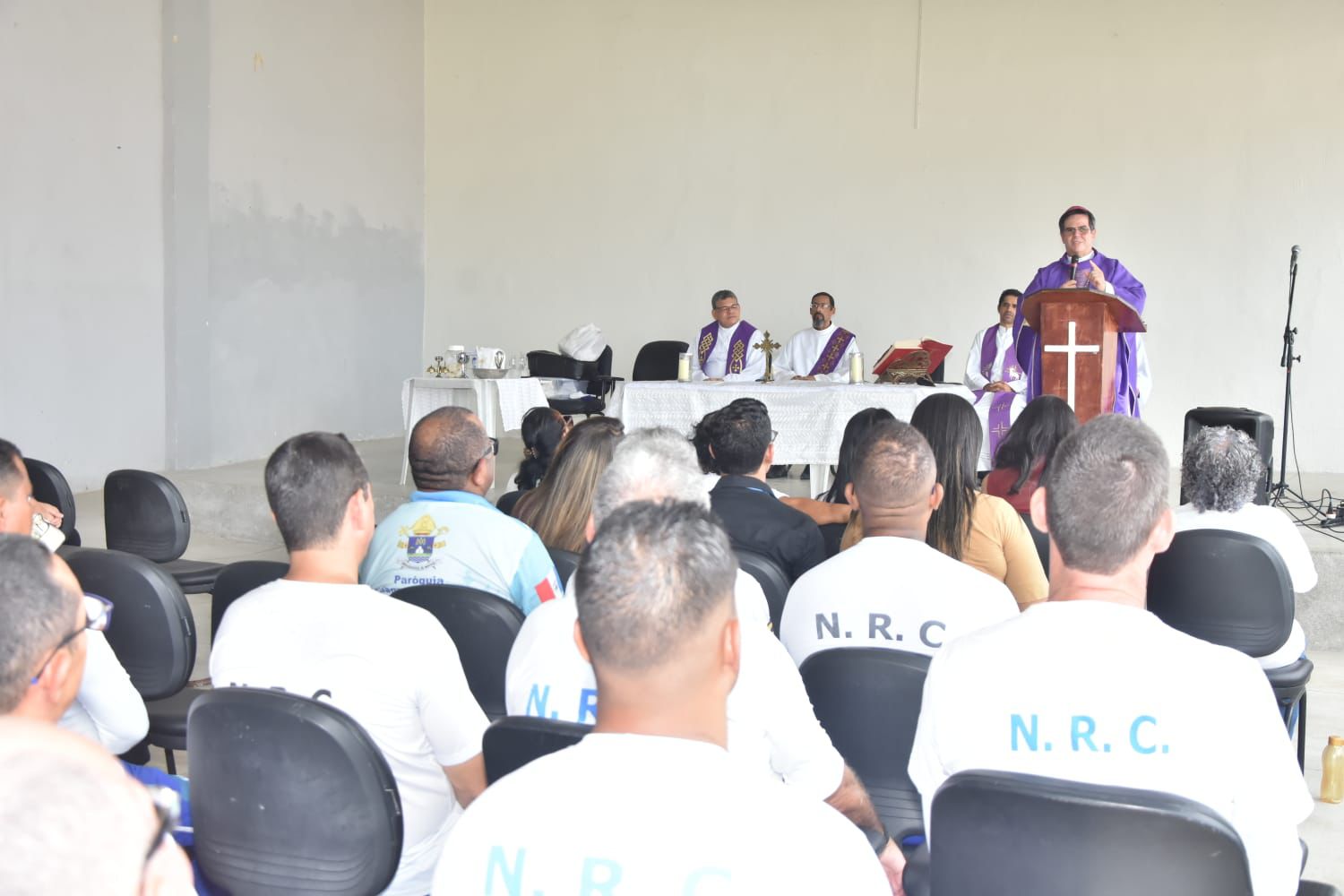 Dom Beto Breis celebra missa no Sistema Prisional na Semana Santa deste ano. Foto: cedidas pela ASCOM da SERIS/AL.