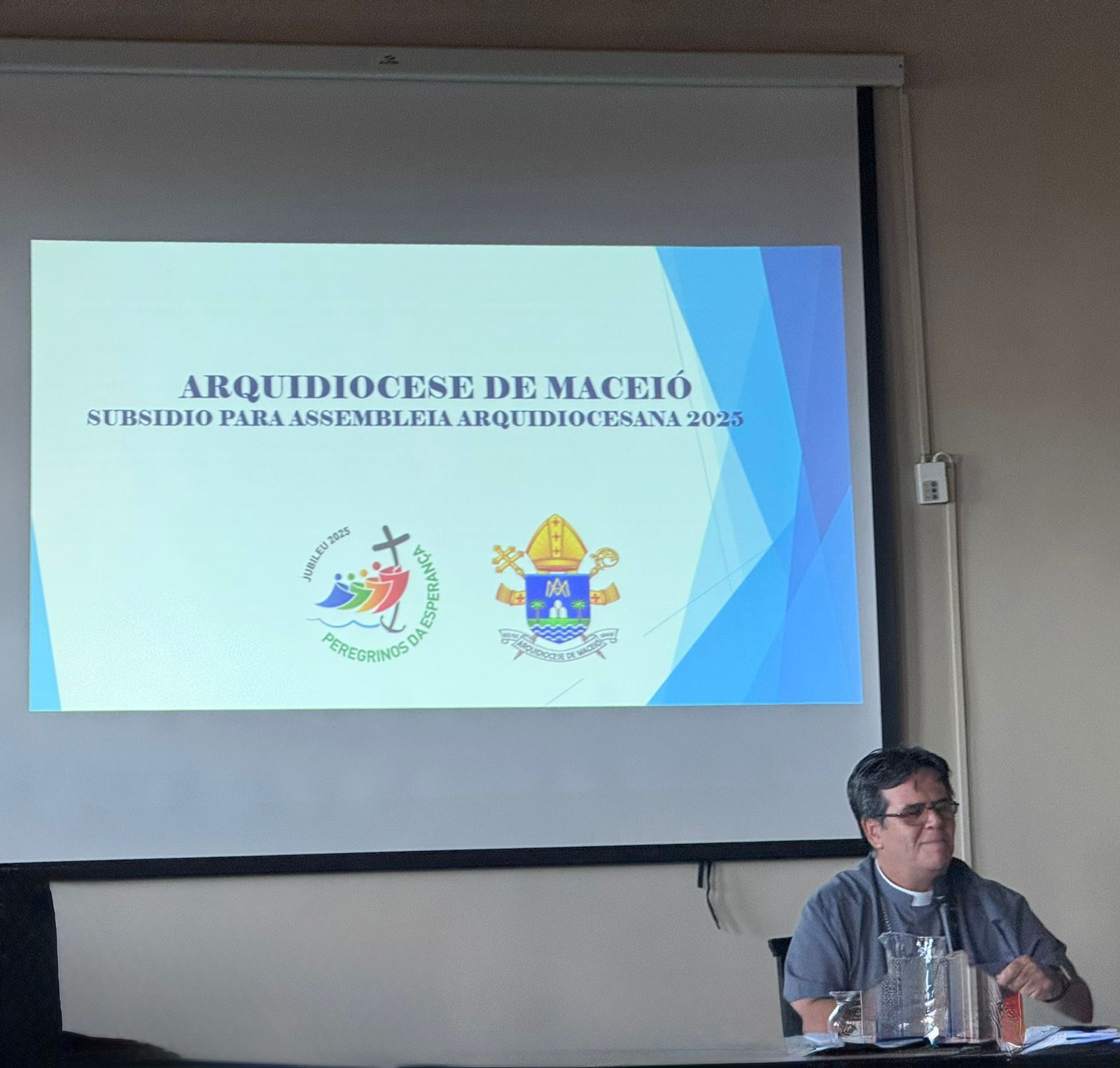 Dom Beto se reúne com clero para preparação de assembleia em novembro. Foto: Padre Rodrigo Rios. 