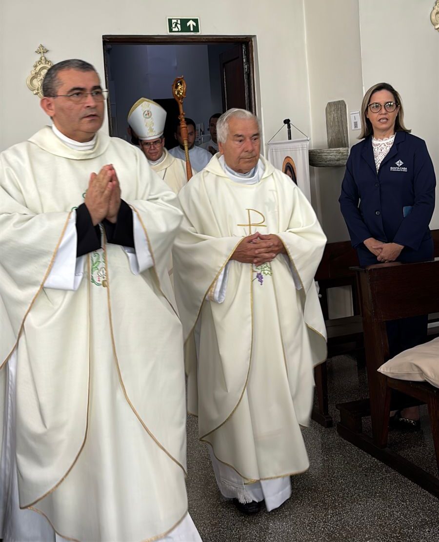 Padre Cícero Lenisvaldo à frente, e Padre Petrúcio Dario.
