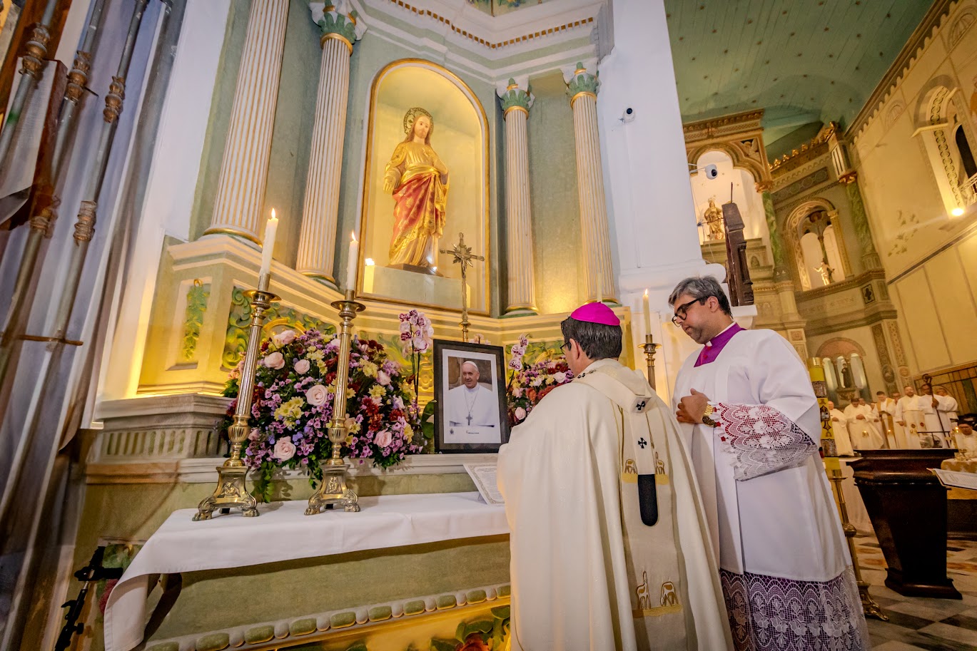 Missa Exequial pelo Papa Francisco foi presidida por Dom Beto Breis. Foto: Carlos Wilker.