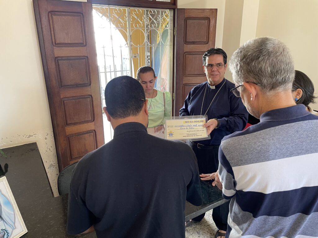 Dom Beto Breis visitou casa do Pobre e falou sobre as doações. Foto: Carlos Wilker.
