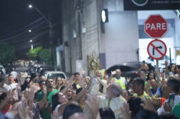 Um dos gestos mais marcantes desta caminhada espiritual é o convite feito a cada participante para apresentar três pedidos a Deus no início do cerco. Foto Pascom.