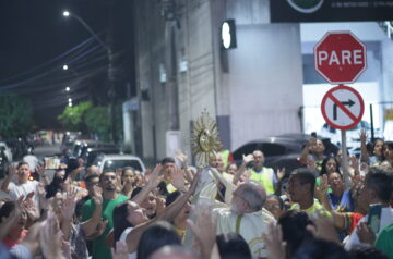 Um dos gestos mais marcantes desta caminhada espiritual é o convite feito a cada participante para apresentar três pedidos a Deus no início do cerco. Foto Pascom.