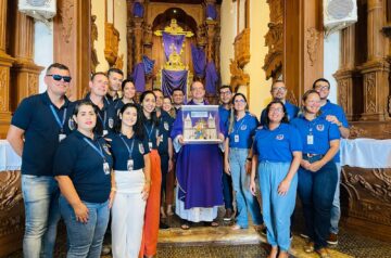 Igreja Nossa Senhora Mãe dos Homens recebendo a imagem de Nossa Senhora da Penha.