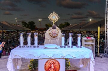 Centenas de fiéis compareceram à festa da Misericórdia, em Maceió. Foto: Rogério Teófilo Lins.