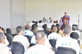 Dom Beto Breis celebra missa no Sistema Prisional na Semana Santa deste ano. Foto: cedidas pela ASCOM da SERIS/AL.