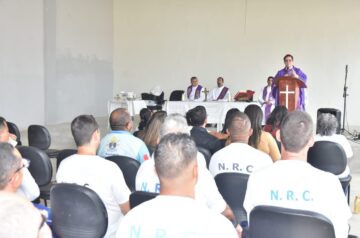 Dom Beto Breis celebra missa no Sistema Prisional na Semana Santa deste ano. Foto: cedidas pela ASCOM da SERIS/AL.